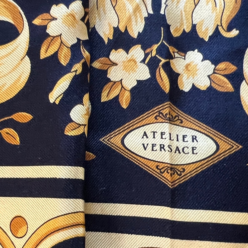 Authentic Versace Baroque Design Black Gold Printed 100% Silk Twill Scarf 33.5" - Picture 14 of 16